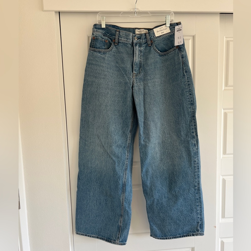 Abercrombie Low Rise Ultra Loose Medium Tinted Wash Jeans Size 28 NWT